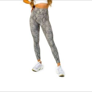 Balance Athletica Ascend Boa Leggings - Medium